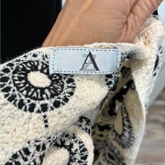 Black and White Crochet Women's Sweater NWOT - Picture 5 of 8